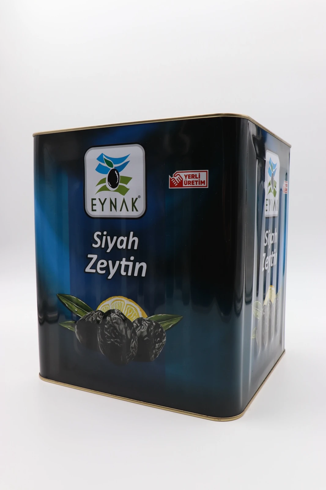 Eynak siyah zeytin teneke ambalajı, beyaz fon