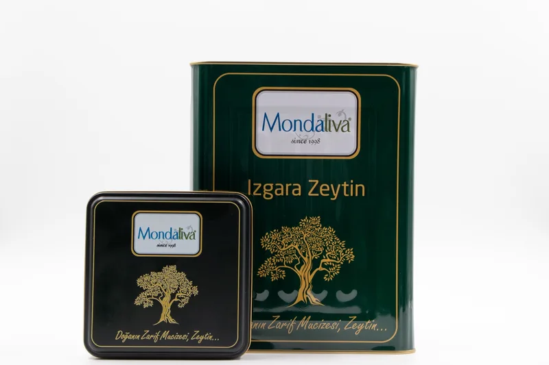 Beyaz fon önünde Mondaliva yeşil teneke ve siyah metal kutu