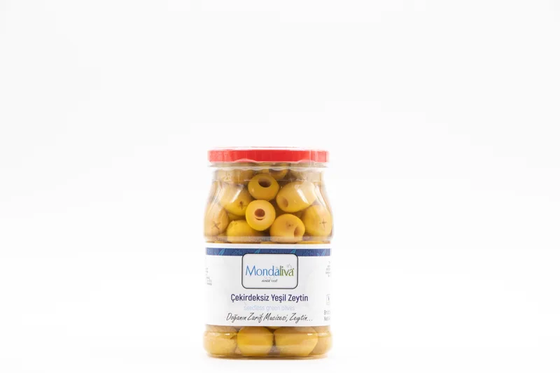 Beyaz fon önünde Mondaliva kavanozda yeşil zeytin