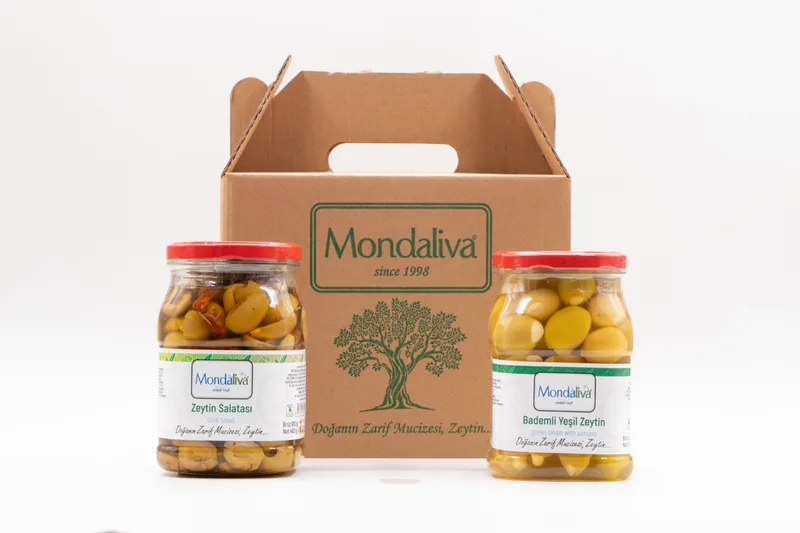 Beyaz fon önünde Mondaliva karton taşıma kutusu ve iki kavanoz zeytin