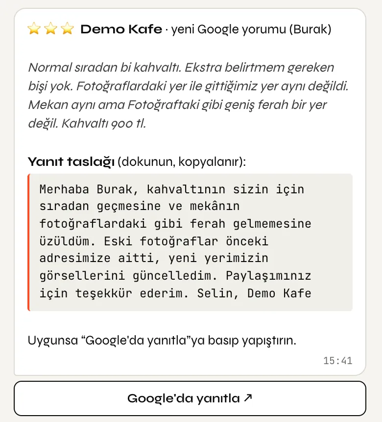 Yorum Asistanı demo mesajı: üç yıldızlı yorum ve işletmenin önceden verdiği bilgiyi kullanan yanıt taslağı, Google'da yanıtla düğmesi.